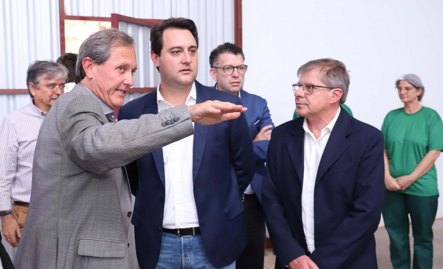 O governador Carlos Massa Ratinho Junior participou nesta terça-feira (23), em Cascavel, do evento de certificação SISBI (Sistema Brasileiro de Inspeção de Produtos de Origem Animal) para a Granja Refem, que desenvolve um projeto pioneiro no Estado de produção de ovos a partir da criação de galinhas sem gaiola. Foto: Rodrigo Felix Leal/ANPr