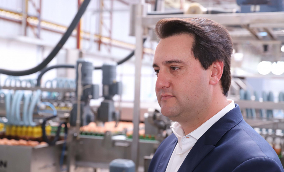 O governador Carlos Massa Ratinho Junior participou nesta terça-feira (23), em Cascavel, do evento de certificação SISBI (Sistema Brasileiro de Inspeção de Produtos de Origem Animal) para a Granja Refem, que desenvolve um projeto pioneiro no Estado de produção de ovos a partir da criação de galinhas sem gaiola. Foto: Rodrigo Felix Leal/ANPr