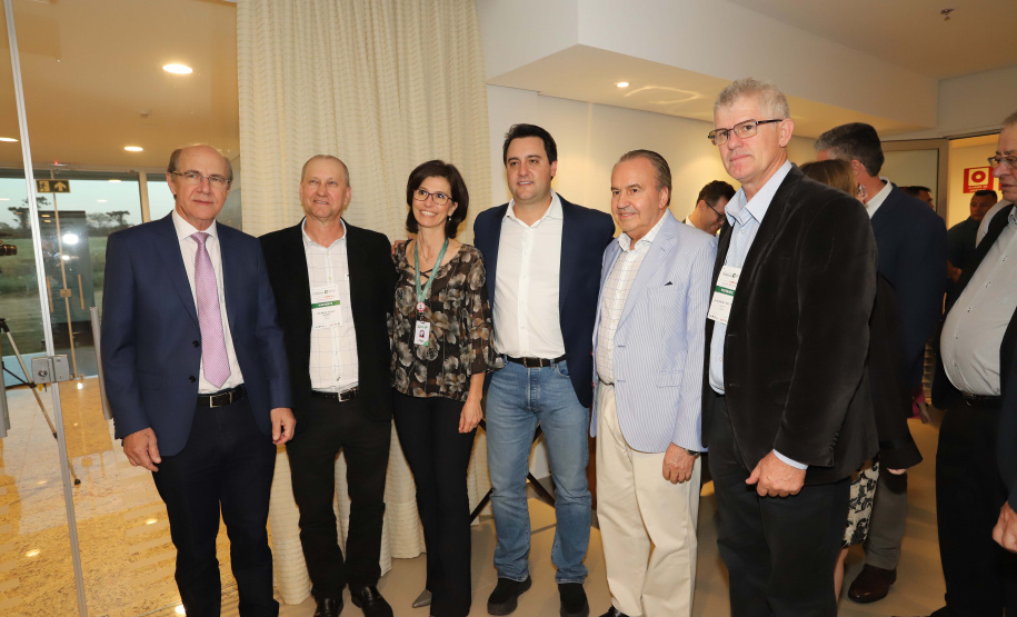 O governador Carlos Massa Ratinho Junior participou, Medianeira, da abertura da AveSui South America, feira de aves, suínos, peixes e leite, considerada uma das maiores de proteína animal do continente. Presentes na solenidade: vice-prefeito de Medianeira, José Vani Graci; o secretário de Agricultura e do Abastecimento, Norberto Ortigara; presidente da Cooperativa Lar, Irineo da Costa Rodrigues; deputados: Marcel Micheletto; cel. Lee; entre outros.Medianeira, 23-07-19.Foto: Arnaldo Alves / ANPr.