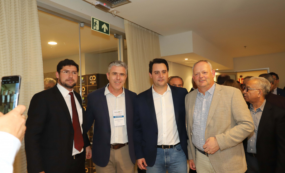 O governador Carlos Massa Ratinho Junior participou, Medianeira, da abertura da AveSui South America, feira de aves, suínos, peixes e leite, considerada uma das maiores de proteína animal do continente. Presentes na solenidade: vice-prefeito de Medianeira, José Vani Graci; o secretário de Agricultura e do Abastecimento, Norberto Ortigara; presidente da Cooperativa Lar, Irineo da Costa Rodrigues; deputados: Marcel Micheletto; cel. Lee; entre outros.Medianeira, 23-07-19.Foto: Arnaldo Alves / ANPr.