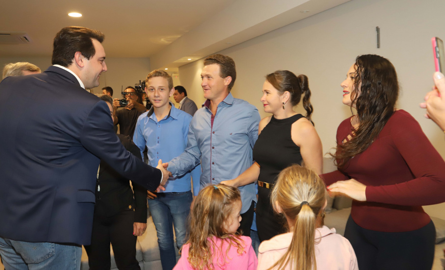 O governador Carlos Massa Ratinho Junior participou, Medianeira, da abertura da AveSui South America, feira de aves, suínos, peixes e leite, considerada uma das maiores de proteína animal do continente. Presentes na solenidade: vice-prefeito de Medianeira, José Vani Graci; o secretário de Agricultura e do Abastecimento, Norberto Ortigara; presidente da Cooperativa Lar, Irineo da Costa Rodrigues; deputados: Marcel Micheletto; cel. Lee; entre outros.Medianeira, 23-07-19.Foto: Arnaldo Alves / ANPr.