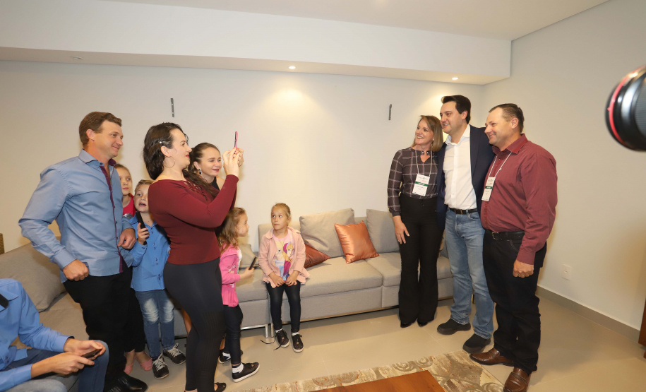 O governador Carlos Massa Ratinho Junior participou, Medianeira, da abertura da AveSui South America, feira de aves, suínos, peixes e leite, considerada uma das maiores de proteína animal do continente. Presentes na solenidade: vice-prefeito de Medianeira, José Vani Graci; o secretário de Agricultura e do Abastecimento, Norberto Ortigara; presidente da Cooperativa Lar, Irineo da Costa Rodrigues; deputados: Marcel Micheletto; cel. Lee; entre outros.Medianeira, 23-07-19.Foto: Arnaldo Alves / ANPr.