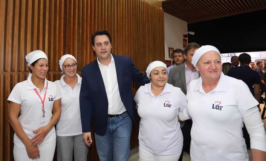 O governador Carlos Massa Ratinho Junior participou, Medianeira, da abertura da AveSui South America, feira de aves, suínos, peixes e leite, considerada uma das maiores de proteína animal do continente. Presentes na solenidade: vice-prefeito de Medianeira, José Vani Graci; o secretário de Agricultura e do Abastecimento, Norberto Ortigara; presidente da Cooperativa Lar, Irineo da Costa Rodrigues; deputados: Marcel Micheletto; cel. Lee; entre outros.Medianeira, 23-07-19.Foto: Arnaldo Alves / ANPr.