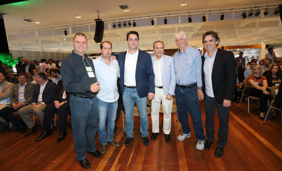 O governador Carlos Massa Ratinho Junior participou, Medianeira, da abertura da AveSui South America, feira de aves, suínos, peixes e leite, considerada uma das maiores de proteína animal do continente. Presentes na solenidade: vice-prefeito de Medianeira, José Vani Graci; o secretário de Agricultura e do Abastecimento, Norberto Ortigara; presidente da Cooperativa Lar, Irineo da Costa Rodrigues; deputados: Marcel Micheletto; cel. Lee; entre outros.Medianeira, 23-07-19.Foto: Arnaldo Alves / ANPr.