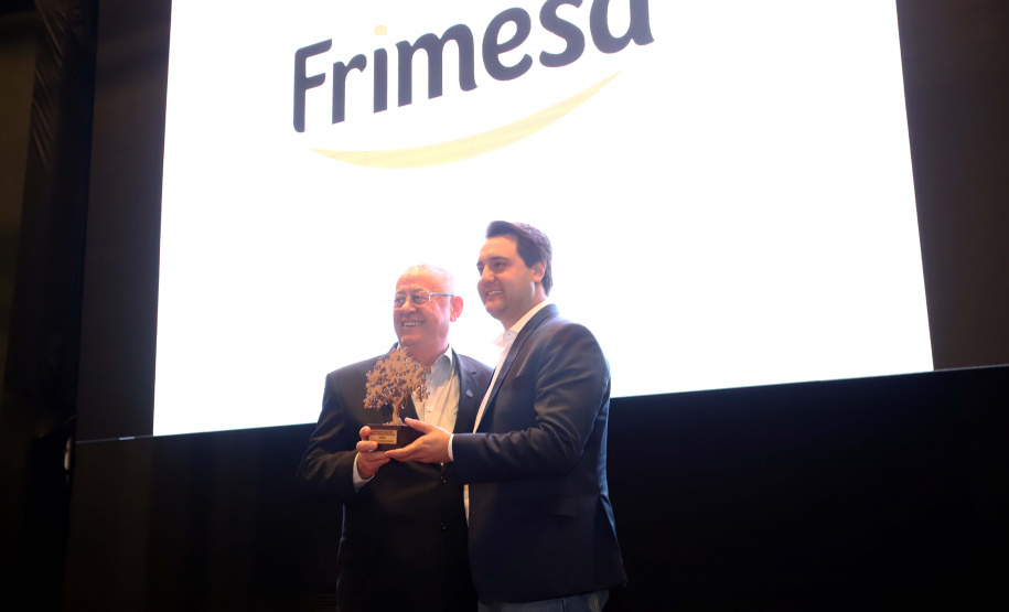 O governador Carlos Massa Ratinho Junior participou, Medianeira, da abertura da AveSui South America, feira de aves, suínos, peixes e leite, considerada uma das maiores de proteína animal do continente. Presentes na solenidade: vice-prefeito de Medianeira, José Vani Graci; o secretário de Agricultura e do Abastecimento, Norberto Ortigara; presidente da Cooperativa Lar, Irineo da Costa Rodrigues; deputados: Marcel Micheletto; cel. Lee; entre outros.Medianeira, 23-07-19.Foto: Arnaldo Alves / ANPr.