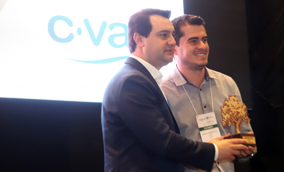 O governador Carlos Massa Ratinho Junior participou, Medianeira, da abertura da AveSui South America, feira de aves, suínos, peixes e leite, considerada uma das maiores de proteína animal do continente. Presentes na solenidade: vice-prefeito de Medianeira, José Vani Graci; o secretário de Agricultura e do Abastecimento, Norberto Ortigara; presidente da Cooperativa Lar, Irineo da Costa Rodrigues; deputados: Marcel Micheletto; cel. Lee; entre outros.Medianeira, 23-07-19.Foto: Arnaldo Alves / ANPr.