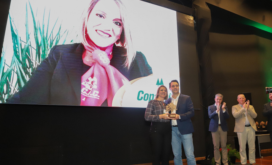 O governador Carlos Massa Ratinho Junior participou, Medianeira, da abertura da AveSui South America, feira de aves, suínos, peixes e leite, considerada uma das maiores de proteína animal do continente. Presentes na solenidade: vice-prefeito de Medianeira, José Vani Graci; o secretário de Agricultura e do Abastecimento, Norberto Ortigara; presidente da Cooperativa Lar, Irineo da Costa Rodrigues; deputados: Marcel Micheletto; cel. Lee; entre outros.Medianeira, 23-07-19.Foto: Arnaldo Alves / ANPr.