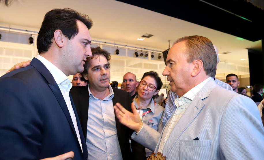 O governador Carlos Massa Ratinho Junior participou, Medianeira, da abertura da AveSui South America, feira de aves, suínos, peixes e leite, considerada uma das maiores de proteína animal do continente. Presentes na solenidade: vice-prefeito de Medianeira, José Vani Graci; o secretário de Agricultura e do Abastecimento, Norberto Ortigara; presidente da Cooperativa Lar, Irineo da Costa Rodrigues; deputados: Marcel Micheletto; cel. Lee; entre outros.Medianeira, 23-07-19.Foto: Arnaldo Alves / ANPr.