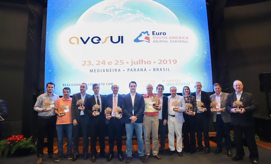 O governador Carlos Massa Ratinho Junior participou, Medianeira, da abertura da AveSui South America, feira de aves, suínos, peixes e leite, considerada uma das maiores de proteína animal do continente. Presentes na solenidade: vice-prefeito de Medianeira, José Vani Graci; o secretário de Agricultura e do Abastecimento, Norberto Ortigara; presidente da Cooperativa Lar, Irineo da Costa Rodrigues; deputados: Marcel Micheletto; cel. Lee; entre outros.Medianeira, 23-07-19.Foto: Arnaldo Alves / ANPr.