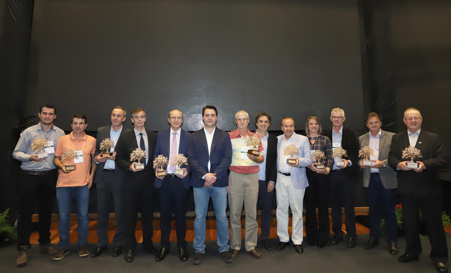 O governador Carlos Massa Ratinho Junior participou, Medianeira, da abertura da AveSui South America, feira de aves, suínos, peixes e leite, considerada uma das maiores de proteína animal do continente. Presentes na solenidade: vice-prefeito de Medianeira, José Vani Graci; o secretário de Agricultura e do Abastecimento, Norberto Ortigara; presidente da Cooperativa Lar, Irineo da Costa Rodrigues; deputados: Marcel Micheletto; cel. Lee; entre outros.Medianeira, 23-07-19.Foto: Arnaldo Alves / ANPr.