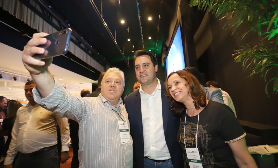 O governador Carlos Massa Ratinho Junior participou, Medianeira, da abertura da AveSui South America, feira de aves, suínos, peixes e leite, considerada uma das maiores de proteína animal do continente. Presentes na solenidade: vice-prefeito de Medianeira, José Vani Graci; o secretário de Agricultura e do Abastecimento, Norberto Ortigara; presidente da Cooperativa Lar, Irineo da Costa Rodrigues; deputados: Marcel Micheletto; cel. Lee; entre outros.Medianeira, 23-07-19.Foto: Arnaldo Alves / ANPr.