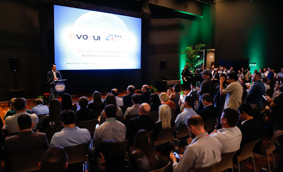 O governador Carlos Massa Ratinho Junior afirmou nesta terça-feira (23), durante a abertura da AveSui Eurotier South America 2019, em Medianeira, que o Estado prepara as bases logísticas para facilitar ainda mais o desenvolvimento do cooperativismo no Paraná, que já é referência para o agronegócio brasileiro