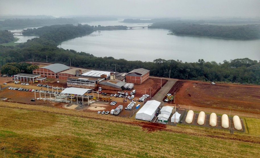A primeira usina do Brasil de produção de biogás a partir do tratamento dos dejetos de suínos começou a funcionar no Paraná nesta quarta-feira (24), em Entre Rios do Oeste, na Região Oeste do Estado. O governador Carlos Massa Ratinho Junior inaugurou a unidade geradora cuja capacidade total é de 480 KW, transformando por dia 215 toneladas de um agente poluidor em energia limpa. Foto: José fernando Ogura/ANPr