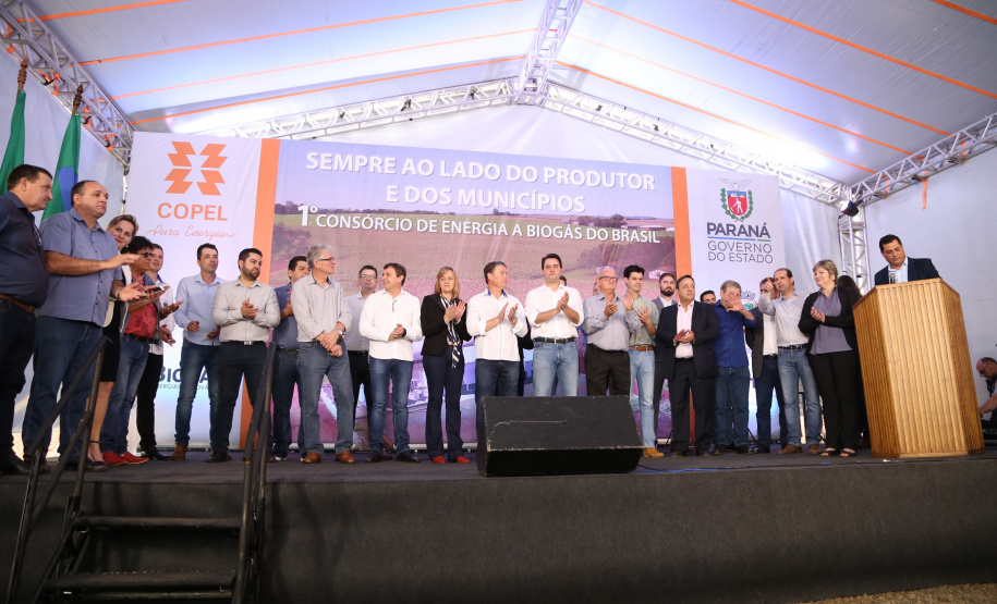 A primeira usina do Brasil de produção de biogás a partir do tratamento dos dejetos de suínos começou a funcionar no Paraná nesta quarta-feira (24), em Entre Rios do Oeste, na Região Oeste do Estado. O governador Carlos Massa Ratinho Junior inaugurou a unidade geradora cuja capacidade total é de 480 KW, transformando por dia 215 toneladas de um agente poluidor em energia limpa. Foto: José fernando Ogura/ANPr