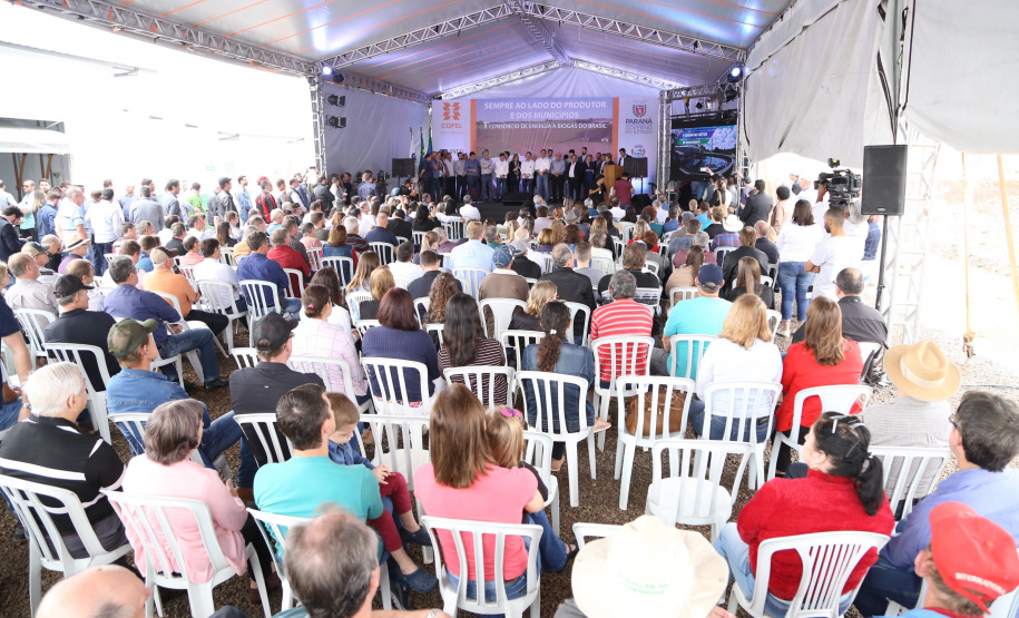 A primeira usina do Brasil de produção de biogás a partir do tratamento dos dejetos de suínos começou a funcionar no Paraná nesta quarta-feira (24), em Entre Rios do Oeste, na Região Oeste do Estado. O governador Carlos Massa Ratinho Junior inaugurou a unidade geradora cuja capacidade total é de 480 KW, transformando por dia 215 toneladas de um agente poluidor em energia limpa. Foto: José fernando Ogura/ANPr