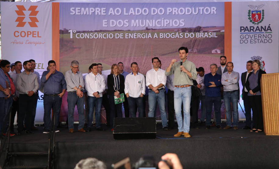 A primeira usina do Brasil de produção de biogás a partir do tratamento dos dejetos de suínos começou a funcionar no Paraná nesta quarta-feira (24), em Entre Rios do Oeste, na Região Oeste do Estado. O governador Carlos Massa Ratinho Junior inaugurou a unidade geradora cuja capacidade total é de 480 KW, transformando por dia 215 toneladas de um agente poluidor em energia limpa. Foto: José fernando Ogura/ANPr
