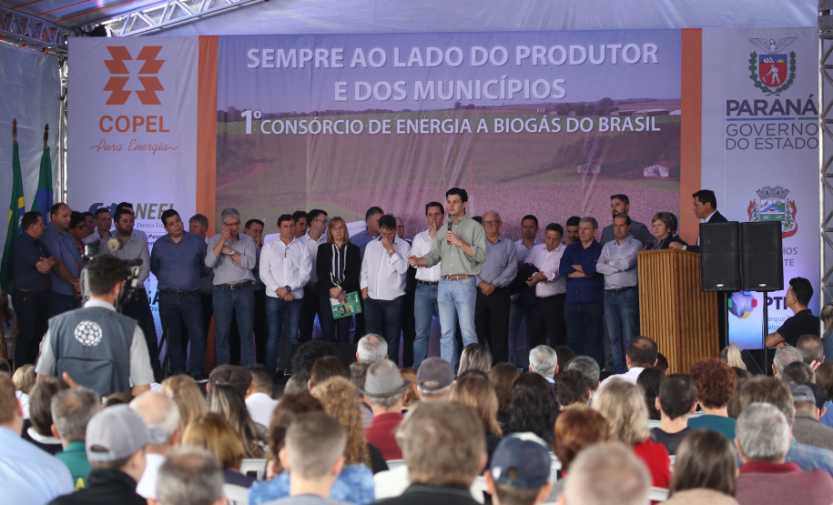 A primeira usina do Brasil de produção de biogás a partir do tratamento dos dejetos de suínos começou a funcionar no Paraná nesta quarta-feira (24), em Entre Rios do Oeste, na Região Oeste do Estado. O governador Carlos Massa Ratinho Junior inaugurou a unidade geradora cuja capacidade total é de 480 KW, transformando por dia 215 toneladas de um agente poluidor em energia limpa. Foto: José fernando Ogura/ANPr