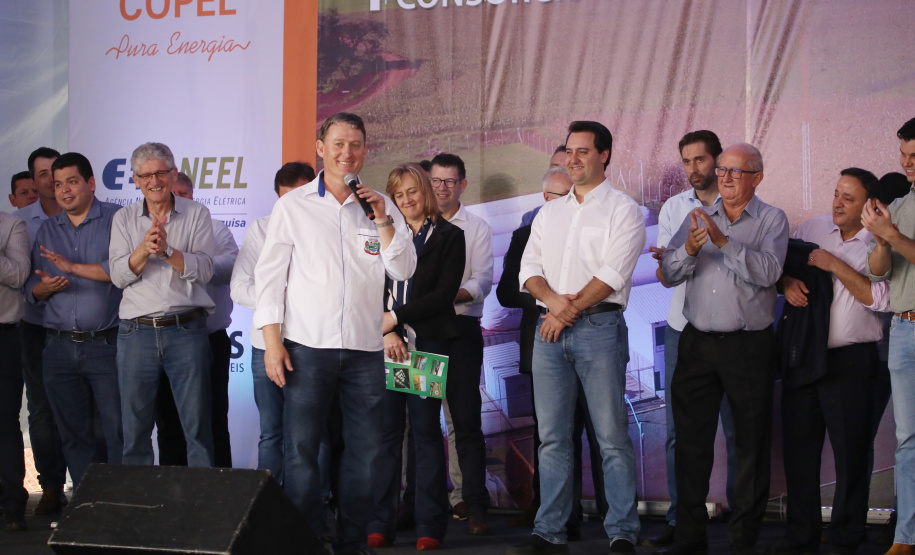 A primeira usina do Brasil de produção de biogás a partir do tratamento dos dejetos de suínos começou a funcionar no Paraná nesta quarta-feira (24), em Entre Rios do Oeste, na Região Oeste do Estado. O governador Carlos Massa Ratinho Junior inaugurou a unidade geradora cuja capacidade total é de 480 KW, transformando por dia 215 toneladas de um agente poluidor em energia limpa. Foto: José fernando Ogura/ANPr