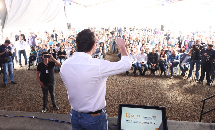 A primeira usina do Brasil de produção de biogás a partir do tratamento dos dejetos de suínos começou a funcionar no Paraná nesta quarta-feira (24), em Entre Rios do Oeste, na Região Oeste do Estado. O governador Carlos Massa Ratinho Junior inaugurou a unidade geradora cuja capacidade total é de 480 KW, transformando por dia 215 toneladas de um agente poluidor em energia limpa. Foto: José fernando Ogura/ANPr