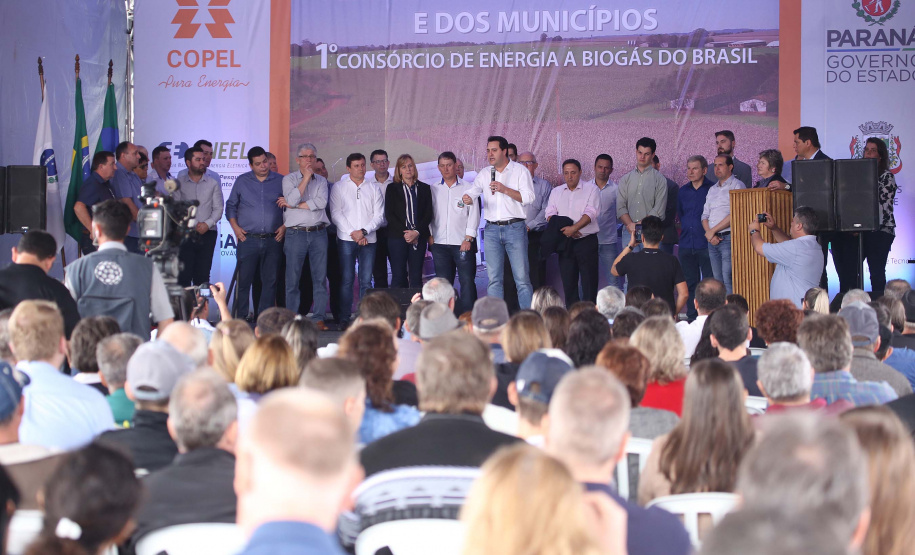 A primeira usina do Brasil de produção de biogás a partir do tratamento dos dejetos de suínos começou a funcionar no Paraná nesta quarta-feira (24), em Entre Rios do Oeste, na Região Oeste do Estado. O governador Carlos Massa Ratinho Junior inaugurou a unidade geradora cuja capacidade total é de 480 KW, transformando por dia 215 toneladas de um agente poluidor em energia limpa. Foto: José fernando Ogura/ANPr