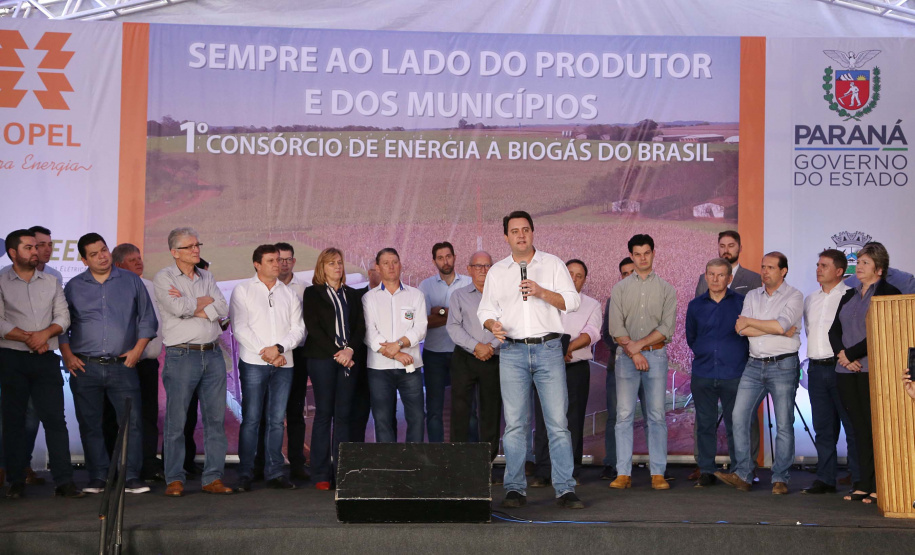 A primeira usina do Brasil de produção de biogás a partir do tratamento dos dejetos de suínos começou a funcionar no Paraná nesta quarta-feira (24), em Entre Rios do Oeste, na Região Oeste do Estado. O governador Carlos Massa Ratinho Junior inaugurou a unidade geradora cuja capacidade total é de 480 KW, transformando por dia 215 toneladas de um agente poluidor em energia limpa. Foto: José fernando Ogura/ANPr