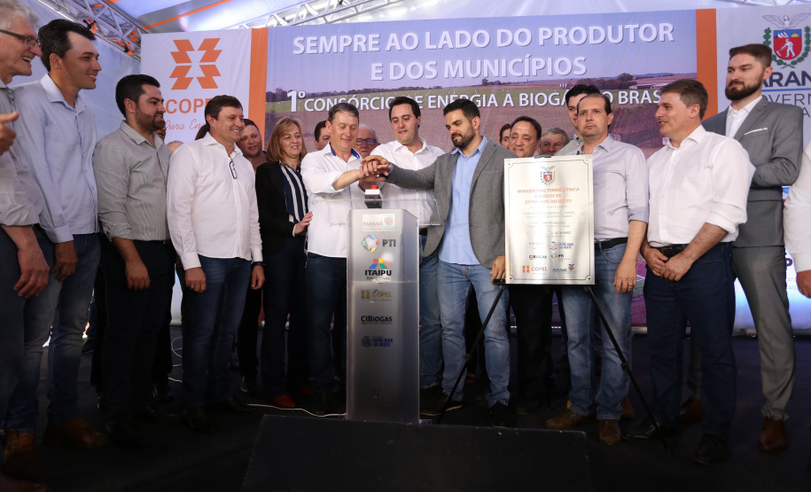 A primeira usina do Brasil de produção de biogás a partir do tratamento dos dejetos de suínos começou a funcionar no Paraná nesta quarta-feira (24), em Entre Rios do Oeste, na Região Oeste do Estado. O governador Carlos Massa Ratinho Junior inaugurou a unidade geradora cuja capacidade total é de 480 KW, transformando por dia 215 toneladas de um agente poluidor em energia limpa. Foto: José fernando Ogura/ANPr