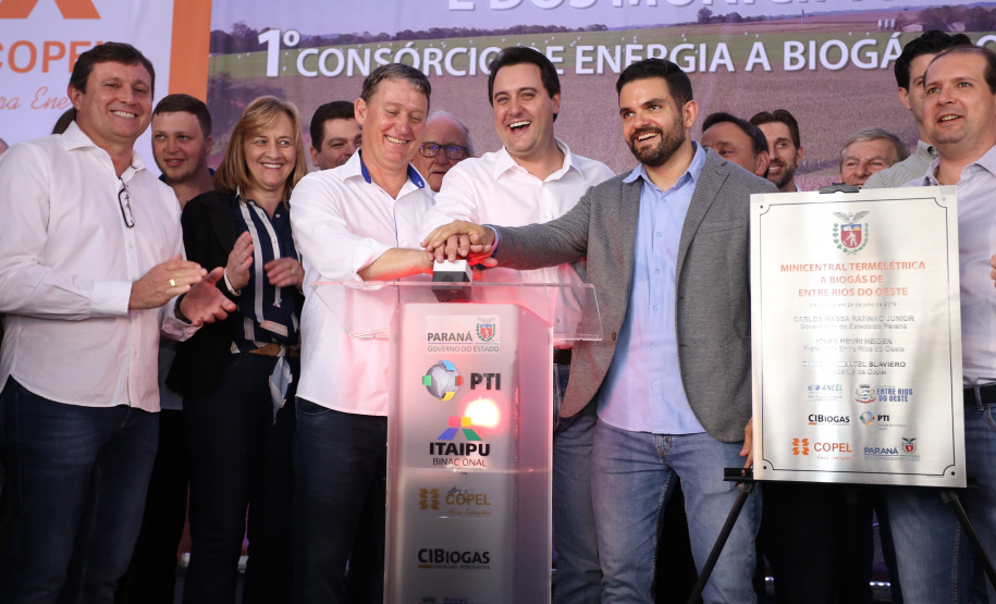 A primeira usina do Brasil de produção de biogás a partir do tratamento dos dejetos de suínos começou a funcionar no Paraná nesta quarta-feira (24), em Entre Rios do Oeste, na Região Oeste do Estado. O governador Carlos Massa Ratinho Junior inaugurou a unidade geradora cuja capacidade total é de 480 KW, transformando por dia 215 toneladas de um agente poluidor em energia limpa. Foto: José fernando Ogura/ANPr