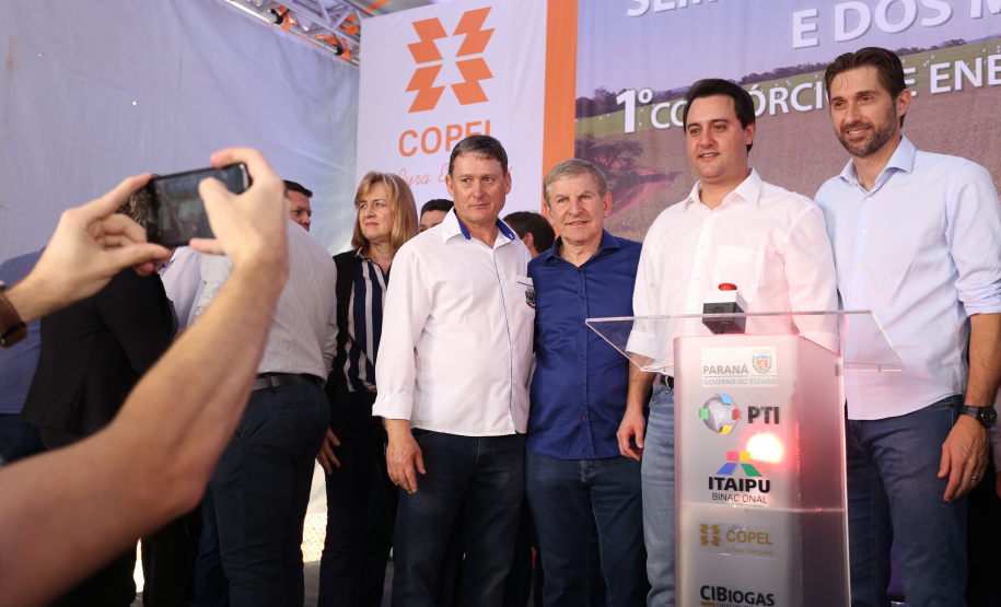 A primeira usina do Brasil de produção de biogás a partir do tratamento dos dejetos de suínos começou a funcionar no Paraná nesta quarta-feira (24), em Entre Rios do Oeste, na Região Oeste do Estado. O governador Carlos Massa Ratinho Junior inaugurou a unidade geradora cuja capacidade total é de 480 KW, transformando por dia 215 toneladas de um agente poluidor em energia limpa. Foto: José fernando Ogura/ANPr