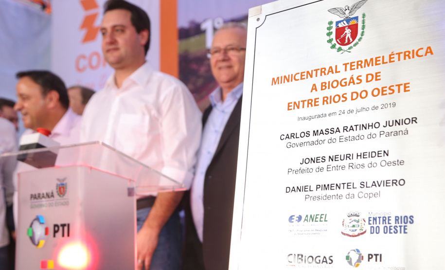 A primeira usina do Brasil de produção de biogás a partir do tratamento dos dejetos de suínos começou a funcionar no Paraná nesta quarta-feira (24), em Entre Rios do Oeste, na Região Oeste do Estado. O governador Carlos Massa Ratinho Junior inaugurou a unidade geradora cuja capacidade total é de 480 KW, transformando por dia 215 toneladas de um agente poluidor em energia limpa. Foto: José fernando Ogura/ANPr