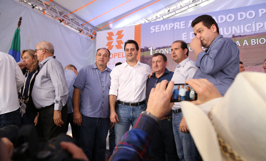 A primeira usina do Brasil de produção de biogás a partir do tratamento dos dejetos de suínos começou a funcionar no Paraná nesta quarta-feira (24), em Entre Rios do Oeste, na Região Oeste do Estado. O governador Carlos Massa Ratinho Junior inaugurou a unidade geradora cuja capacidade total é de 480 KW, transformando por dia 215 toneladas de um agente poluidor em energia limpa. Foto: José fernando Ogura/ANPr