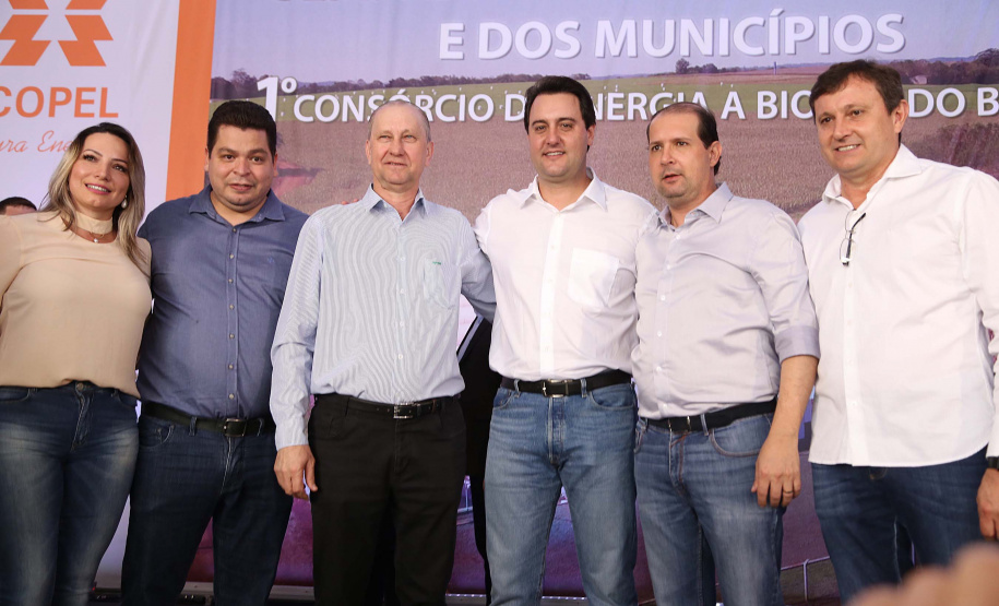 A primeira usina do Brasil de produção de biogás a partir do tratamento dos dejetos de suínos começou a funcionar no Paraná nesta quarta-feira (24), em Entre Rios do Oeste, na Região Oeste do Estado. O governador Carlos Massa Ratinho Junior inaugurou a unidade geradora cuja capacidade total é de 480 KW, transformando por dia 215 toneladas de um agente poluidor em energia limpa. Foto: José fernando Ogura/ANPr