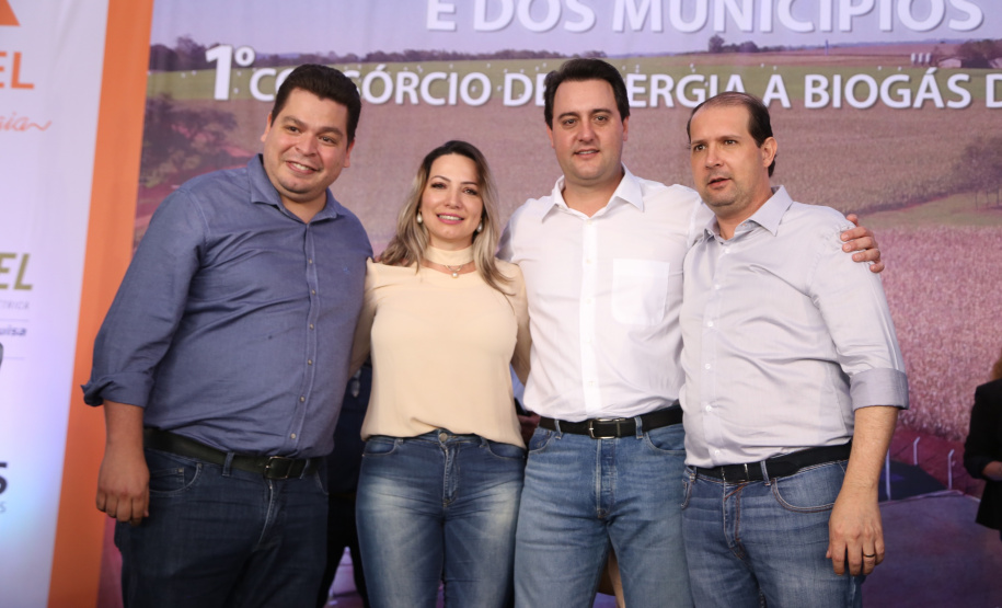 A primeira usina do Brasil de produção de biogás a partir do tratamento dos dejetos de suínos começou a funcionar no Paraná nesta quarta-feira (24), em Entre Rios do Oeste, na Região Oeste do Estado. O governador Carlos Massa Ratinho Junior inaugurou a unidade geradora cuja capacidade total é de 480 KW, transformando por dia 215 toneladas de um agente poluidor em energia limpa. Foto: José fernando Ogura/ANPr