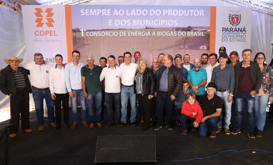 A primeira usina do Brasil de produção de biogás a partir do tratamento dos dejetos de suínos começou a funcionar no Paraná nesta quarta-feira (24), em Entre Rios do Oeste, na Região Oeste do Estado. O governador Carlos Massa Ratinho Junior inaugurou a unidade geradora cuja capacidade total é de 480 KW, transformando por dia 215 toneladas de um agente poluidor em energia limpa. Foto: José fernando Ogura/ANPr