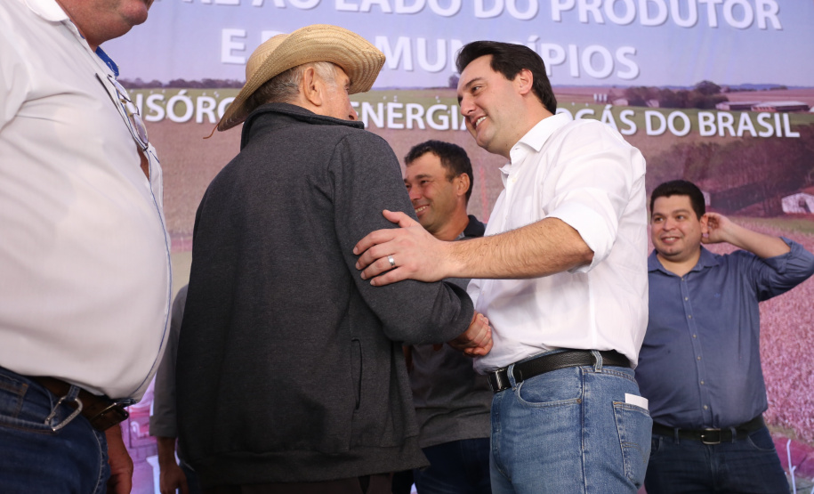 A primeira usina do Brasil de produção de biogás a partir do tratamento dos dejetos de suínos começou a funcionar no Paraná nesta quarta-feira (24), em Entre Rios do Oeste, na Região Oeste do Estado. O governador Carlos Massa Ratinho Junior inaugurou a unidade geradora cuja capacidade total é de 480 KW, transformando por dia 215 toneladas de um agente poluidor em energia limpa. Foto: José fernando Ogura/ANPr