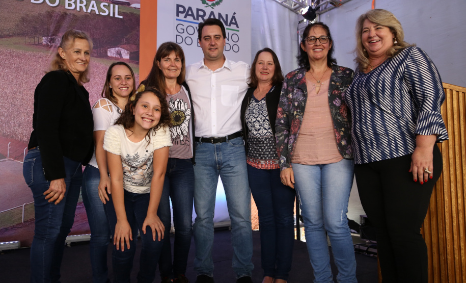 A primeira usina do Brasil de produção de biogás a partir do tratamento dos dejetos de suínos começou a funcionar no Paraná nesta quarta-feira (24), em Entre Rios do Oeste, na Região Oeste do Estado. O governador Carlos Massa Ratinho Junior inaugurou a unidade geradora cuja capacidade total é de 480 KW, transformando por dia 215 toneladas de um agente poluidor em energia limpa. Foto: José fernando Ogura/ANPr