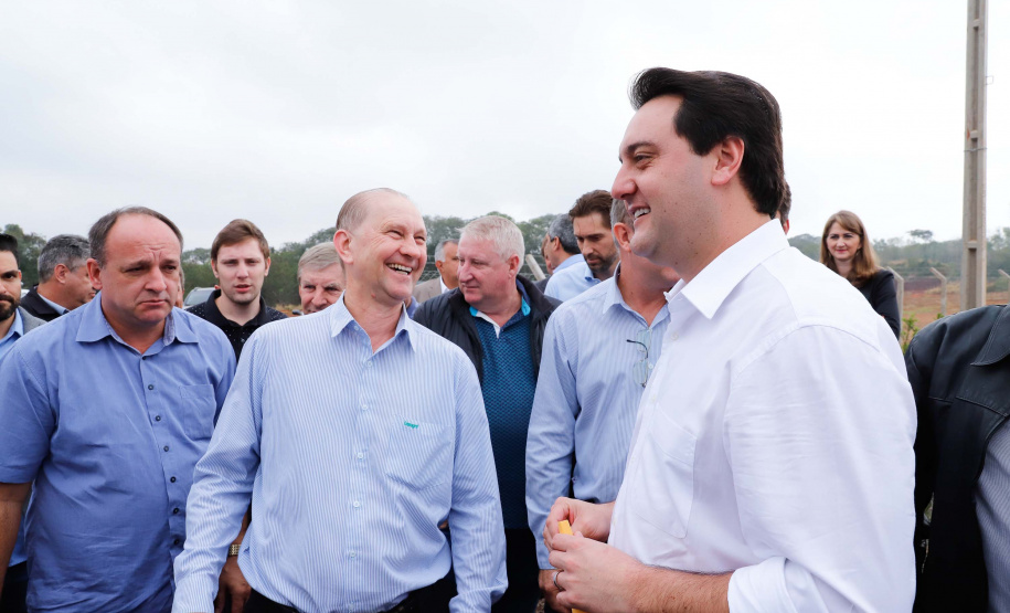 A primeira usina do Brasil de produção de biogás a partir do tratamento dos dejetos de suínos começou a funcionar no Paraná nesta quarta-feira (24), em Entre Rios do Oeste, na Região Oeste do Estado. O governador Carlos Massa Ratinho Junior inaugurou a unidade geradora cuja capacidade total é de 480 KW, transformando por dia 215 toneladas de um agente poluidor em energia limpa.  Foto: Rodrigo Felix Leal/ANPr