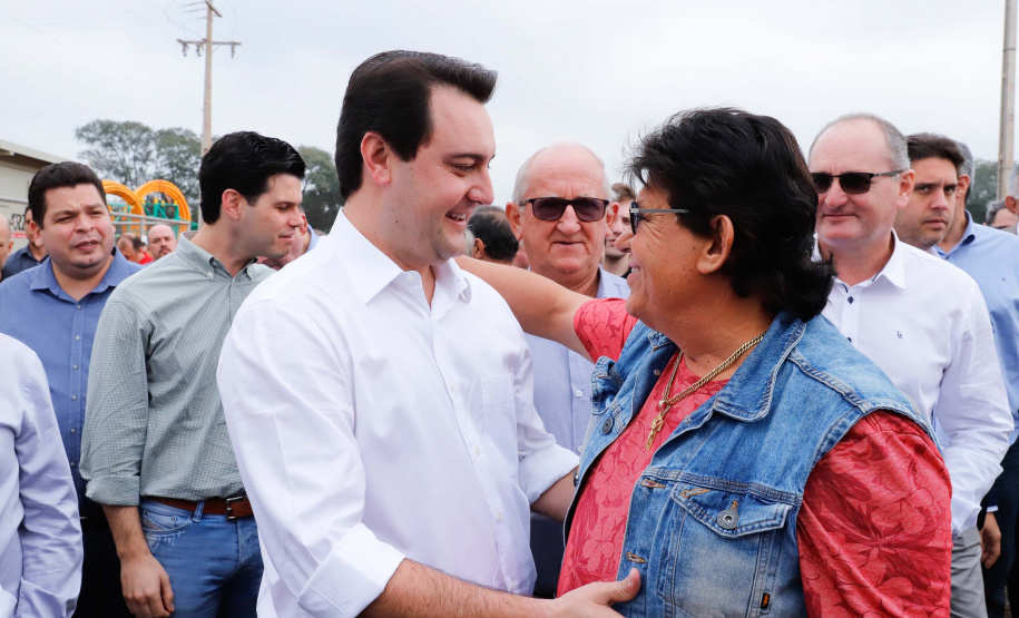 A primeira usina do Brasil de produção de biogás a partir do tratamento dos dejetos de suínos começou a funcionar no Paraná nesta quarta-feira (24), em Entre Rios do Oeste, na Região Oeste do Estado. O governador Carlos Massa Ratinho Junior inaugurou a unidade geradora cuja capacidade total é de 480 KW, transformando por dia 215 toneladas de um agente poluidor em energia limpa.  Foto: Rodrigo Felix Leal/ANPr