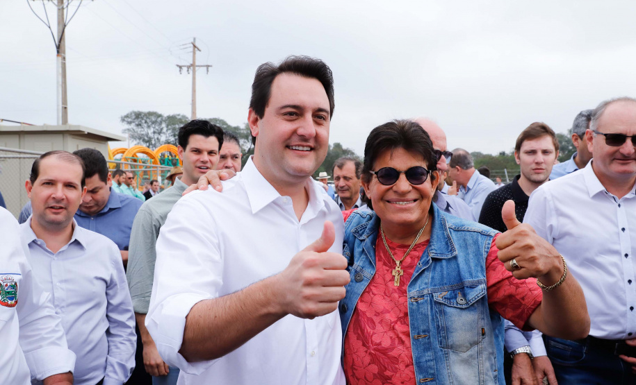 A primeira usina do Brasil de produção de biogás a partir do tratamento dos dejetos de suínos começou a funcionar no Paraná nesta quarta-feira (24), em Entre Rios do Oeste, na Região Oeste do Estado. O governador Carlos Massa Ratinho Junior inaugurou a unidade geradora cuja capacidade total é de 480 KW, transformando por dia 215 toneladas de um agente poluidor em energia limpa.  Foto: Rodrigo Felix Leal/ANPr