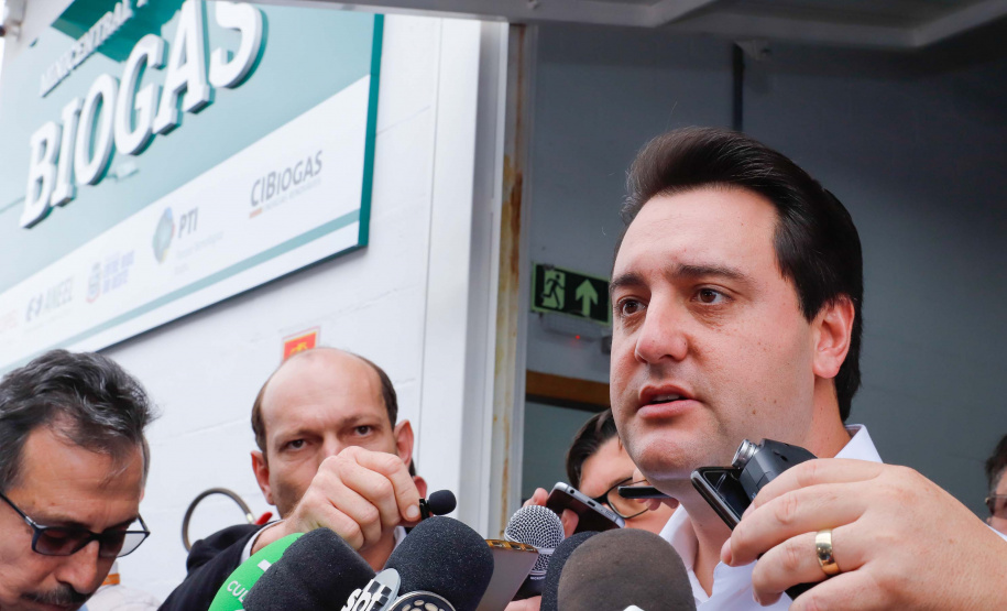 A primeira usina do Brasil de produção de biogás a partir do tratamento dos dejetos de suínos começou a funcionar no Paraná nesta quarta-feira (24), em Entre Rios do Oeste, na Região Oeste do Estado. O governador Carlos Massa Ratinho Junior inaugurou a unidade geradora cuja capacidade total é de 480 KW, transformando por dia 215 toneladas de um agente poluidor em energia limpa.  Foto: Rodrigo Felix Leal/ANPr