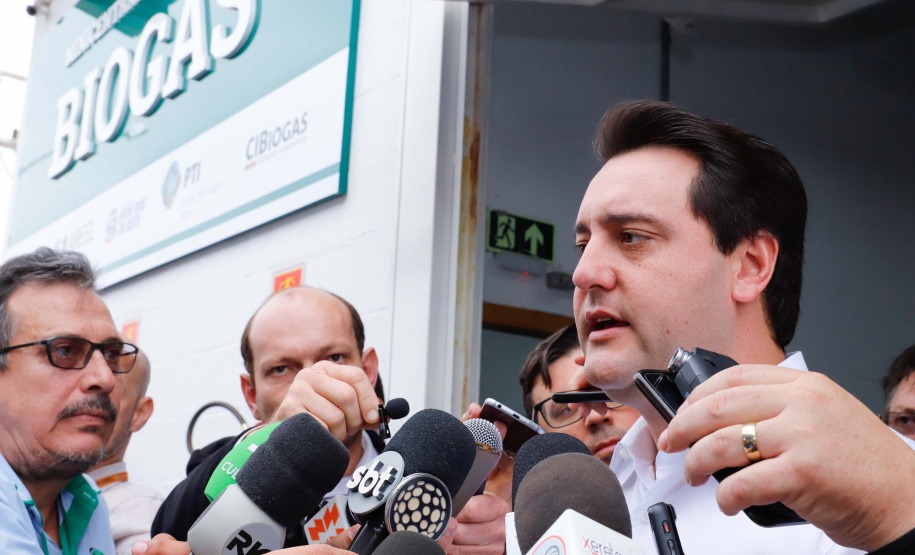 A primeira usina do Brasil de produção de biogás a partir do tratamento dos dejetos de suínos começou a funcionar no Paraná nesta quarta-feira (24), em Entre Rios do Oeste, na Região Oeste do Estado. O governador Carlos Massa Ratinho Junior inaugurou a unidade geradora cuja capacidade total é de 480 KW, transformando por dia 215 toneladas de um agente poluidor em energia limpa.  Foto: Rodrigo Felix Leal/ANPr