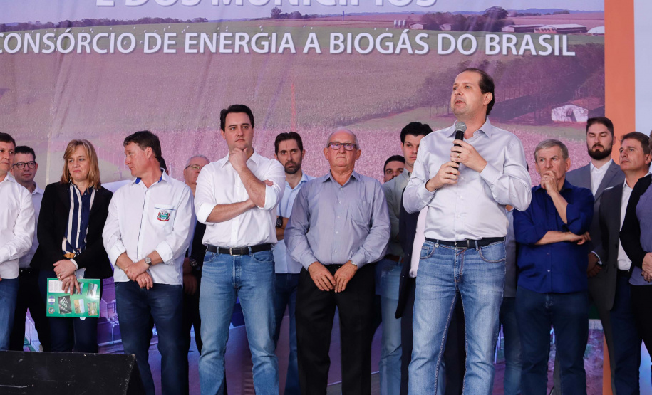 A primeira usina do Brasil de produção de biogás a partir do tratamento dos dejetos de suínos começou a funcionar no Paraná nesta quarta-feira (24), em Entre Rios do Oeste, na Região Oeste do Estado. O governador Carlos Massa Ratinho Junior inaugurou a unidade geradora cuja capacidade total é de 480 KW, transformando por dia 215 toneladas de um agente poluidor em energia limpa.  Foto: Rodrigo Felix Leal/ANPr