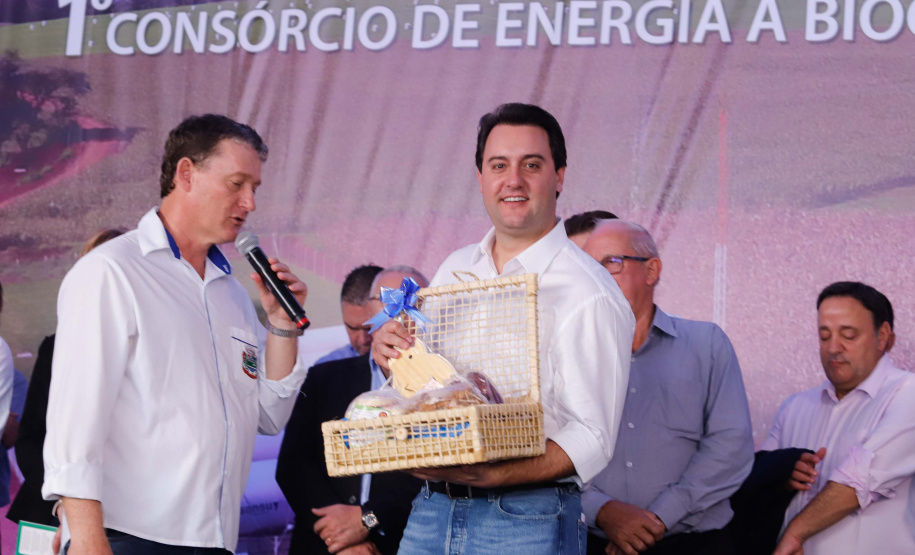 A primeira usina do Brasil de produção de biogás a partir do tratamento dos dejetos de suínos começou a funcionar no Paraná nesta quarta-feira (24), em Entre Rios do Oeste, na Região Oeste do Estado. O governador Carlos Massa Ratinho Junior inaugurou a unidade geradora cuja capacidade total é de 480 KW, transformando por dia 215 toneladas de um agente poluidor em energia limpa.  Foto: Rodrigo Felix Leal/ANPr