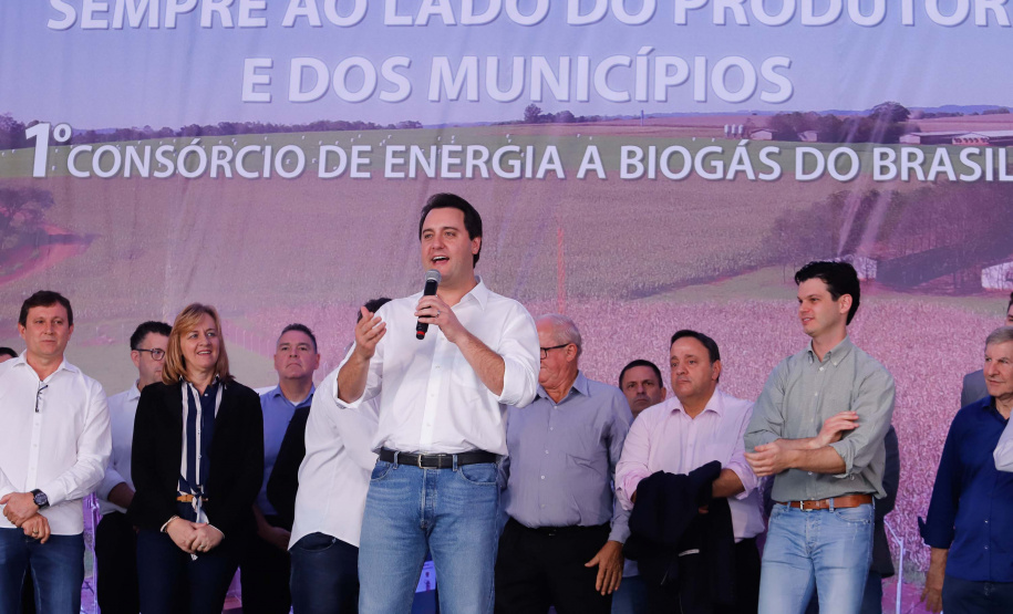 A primeira usina do Brasil de produção de biogás a partir do tratamento dos dejetos de suínos começou a funcionar no Paraná nesta quarta-feira (24), em Entre Rios do Oeste, na Região Oeste do Estado. O governador Carlos Massa Ratinho Junior inaugurou a unidade geradora cuja capacidade total é de 480 KW, transformando por dia 215 toneladas de um agente poluidor em energia limpa.  Foto: Rodrigo Felix Leal/ANPr