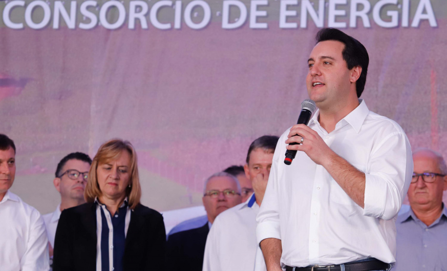 A primeira usina do Brasil de produção de biogás a partir do tratamento dos dejetos de suínos começou a funcionar no Paraná nesta quarta-feira (24), em Entre Rios do Oeste, na Região Oeste do Estado. O governador Carlos Massa Ratinho Junior inaugurou a unidade geradora cuja capacidade total é de 480 KW, transformando por dia 215 toneladas de um agente poluidor em energia limpa.  Foto: Rodrigo Felix Leal/ANPr