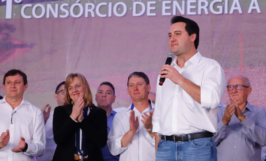 A primeira usina do Brasil de produção de biogás a partir do tratamento dos dejetos de suínos começou a funcionar no Paraná nesta quarta-feira (24), em Entre Rios do Oeste, na Região Oeste do Estado. O governador Carlos Massa Ratinho Junior inaugurou a unidade geradora cuja capacidade total é de 480 KW, transformando por dia 215 toneladas de um agente poluidor em energia limpa.  Foto: Rodrigo Felix Leal/ANPr