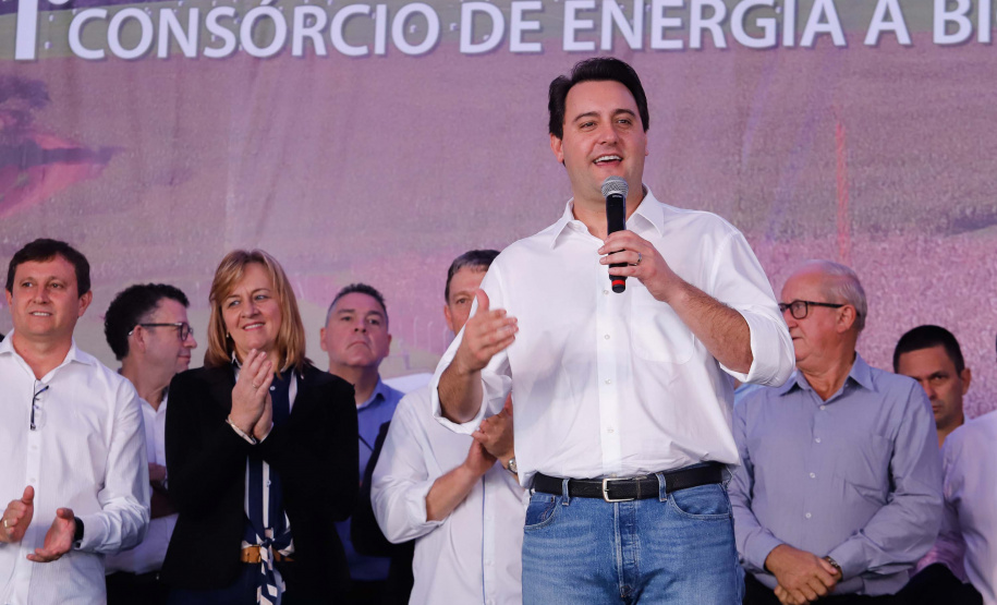 A primeira usina do Brasil de produção de biogás a partir do tratamento dos dejetos de suínos começou a funcionar no Paraná nesta quarta-feira (24), em Entre Rios do Oeste, na Região Oeste do Estado. O governador Carlos Massa Ratinho Junior inaugurou a unidade geradora cuja capacidade total é de 480 KW, transformando por dia 215 toneladas de um agente poluidor em energia limpa.  Foto: Rodrigo Felix Leal/ANPr