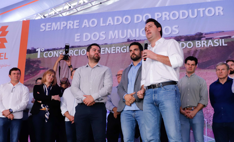 A primeira usina do Brasil de produção de biogás a partir do tratamento dos dejetos de suínos começou a funcionar no Paraná nesta quarta-feira (24), em Entre Rios do Oeste, na Região Oeste do Estado. O governador Carlos Massa Ratinho Junior inaugurou a unidade geradora cuja capacidade total é de 480 KW, transformando por dia 215 toneladas de um agente poluidor em energia limpa.  Foto: Rodrigo Felix Leal/ANPr