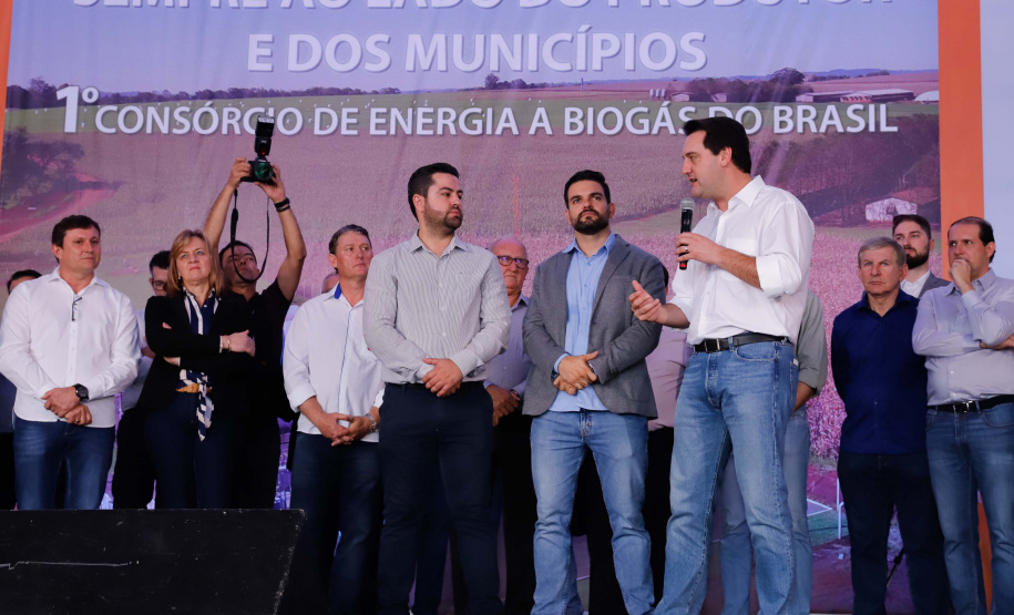 A primeira usina do Brasil de produção de biogás a partir do tratamento dos dejetos de suínos começou a funcionar no Paraná nesta quarta-feira (24), em Entre Rios do Oeste, na Região Oeste do Estado. O governador Carlos Massa Ratinho Junior inaugurou a unidade geradora cuja capacidade total é de 480 KW, transformando por dia 215 toneladas de um agente poluidor em energia limpa.  Foto: Rodrigo Felix Leal/ANPr