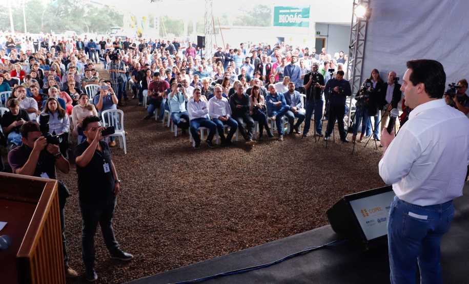 A primeira usina do Brasil de produção de biogás a partir do tratamento dos dejetos de suínos começou a funcionar no Paraná nesta quarta-feira (24), em Entre Rios do Oeste, na Região Oeste do Estado. O governador Carlos Massa Ratinho Junior inaugurou a unidade geradora cuja capacidade total é de 480 KW, transformando por dia 215 toneladas de um agente poluidor em energia limpa.  Foto: Rodrigo Felix Leal/ANPr