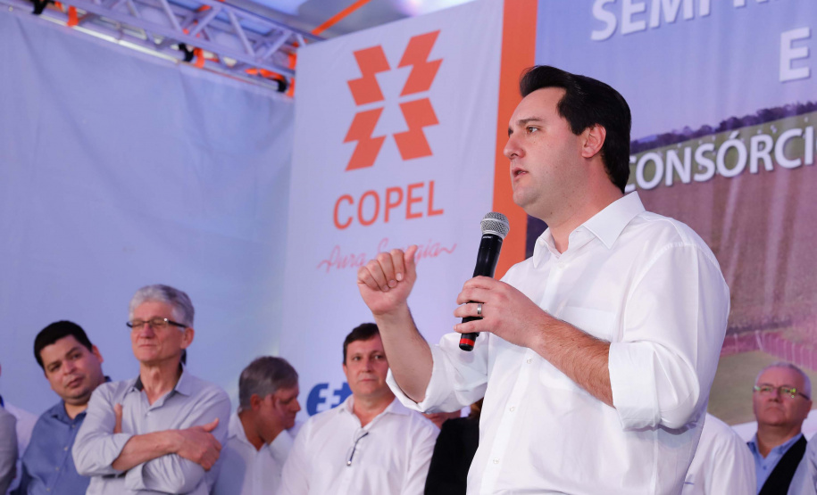 A primeira usina do Brasil de produção de biogás a partir do tratamento dos dejetos de suínos começou a funcionar no Paraná nesta quarta-feira (24), em Entre Rios do Oeste, na Região Oeste do Estado. O governador Carlos Massa Ratinho Junior inaugurou a unidade geradora cuja capacidade total é de 480 KW, transformando por dia 215 toneladas de um agente poluidor em energia limpa.  Foto: Rodrigo Felix Leal/ANPr